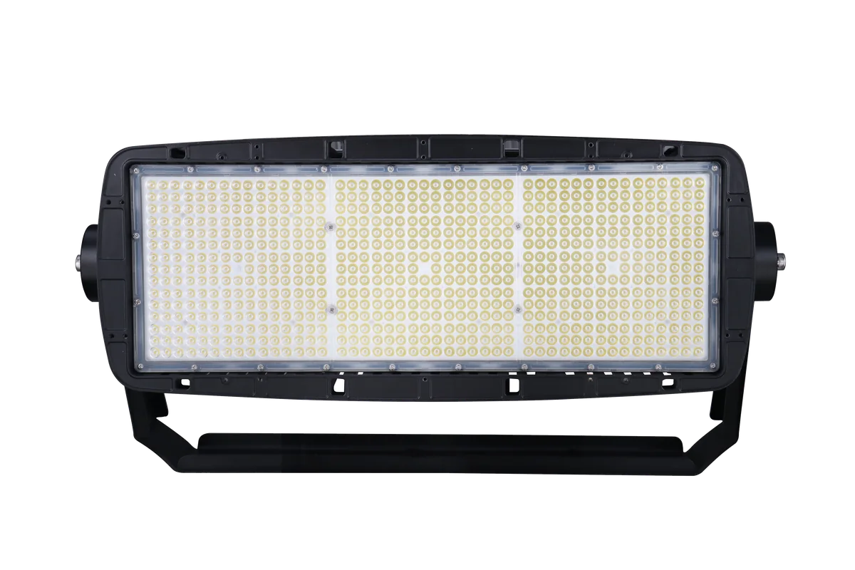 Illuminator from the front: the LED array behind the lens